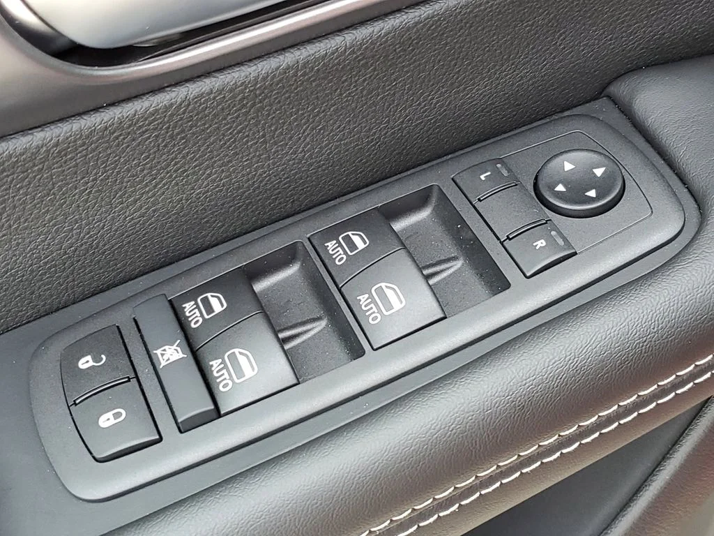 2026 Chrysler Pacifica Select - Photo 28