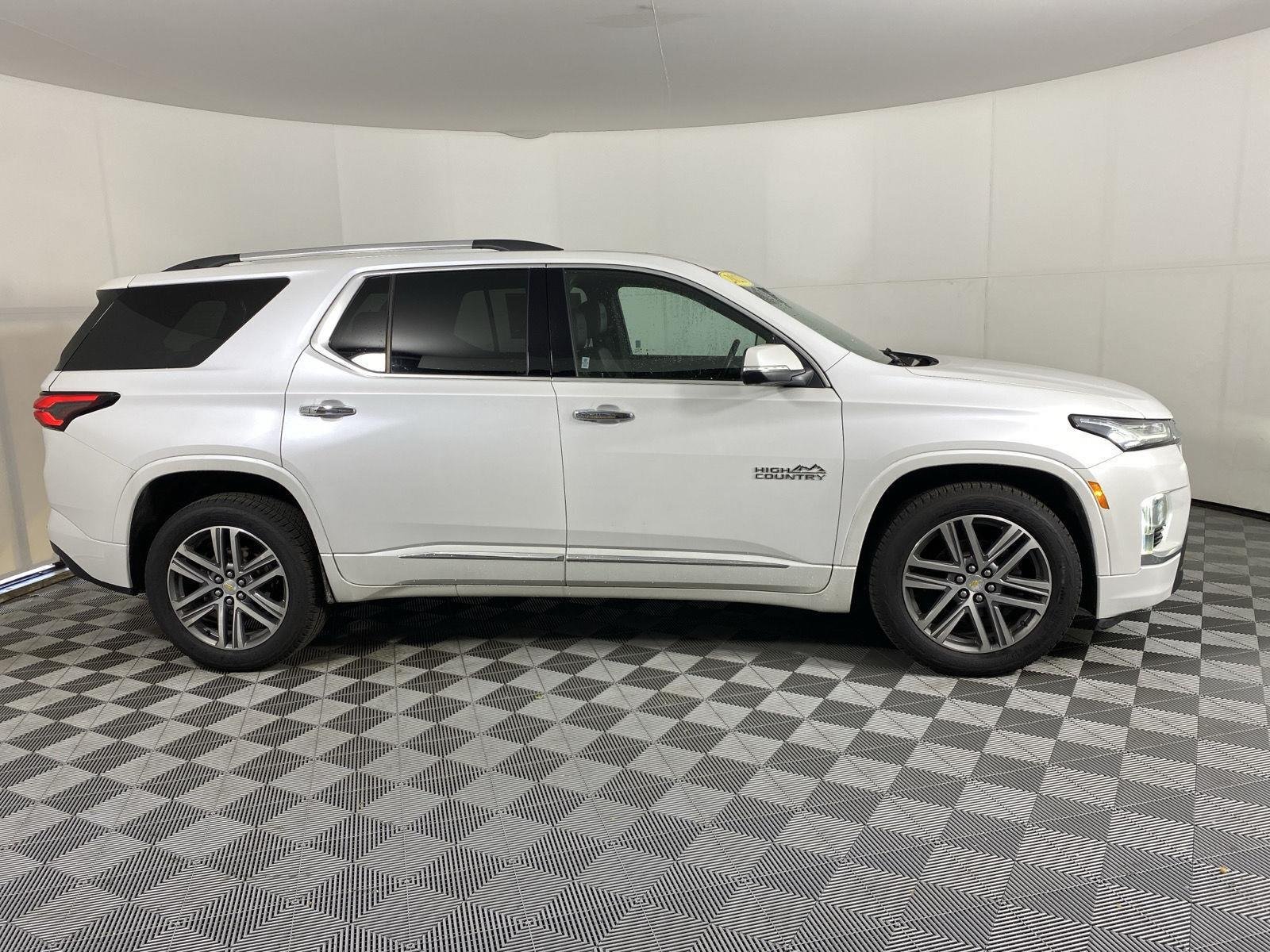 Used 2023 Iridescent Pearl Tricoat Chevrolet High Country image 10