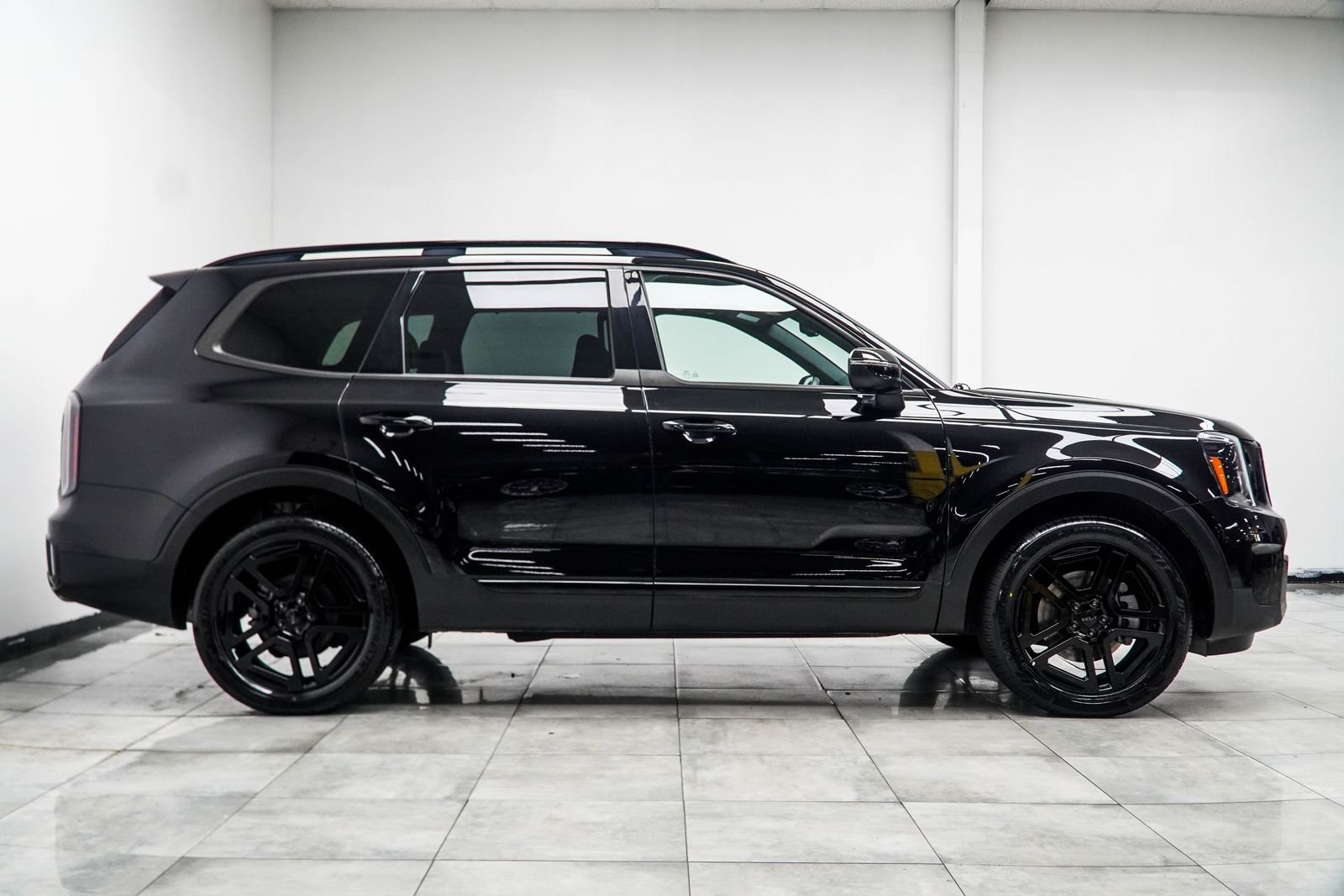 Used 2025 Black Kia EX X-Line image 7