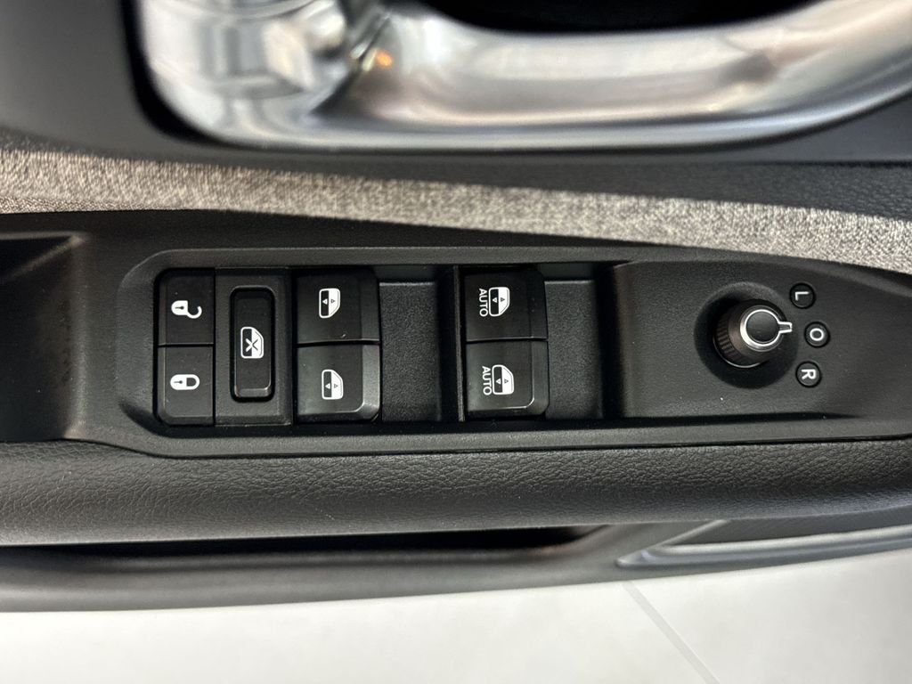 Used 2025 Silver Jeep Latitude image 14