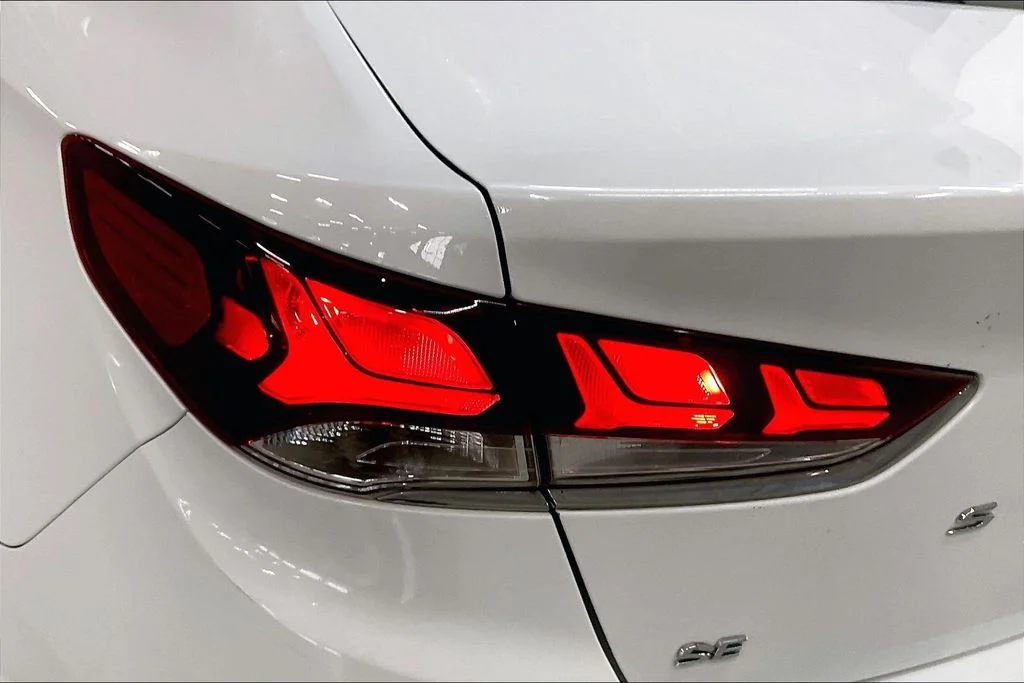Used 2019 White Hyundai SE image 29