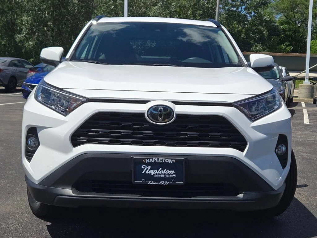 Used 2019 White Toyota XLE image 4