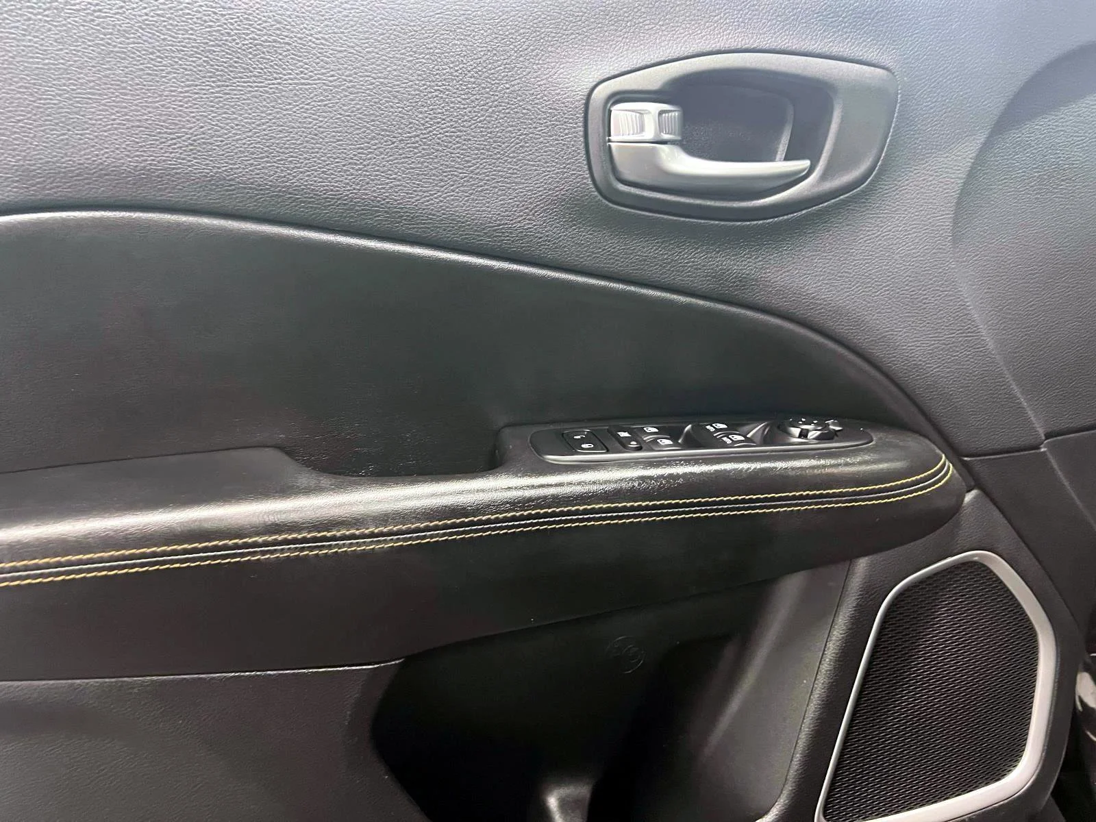 Used 2019 Diamond Black Crystal Pearlcoat Jeep Limited image 16