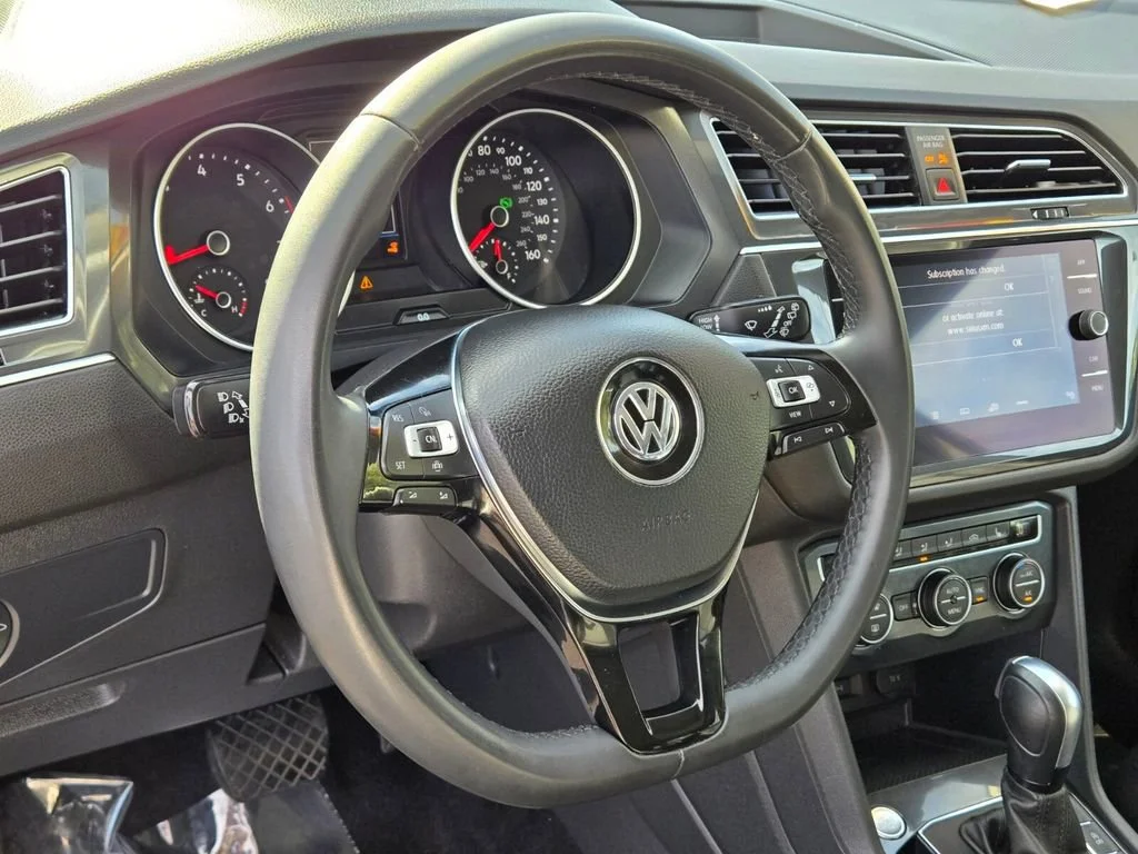 Used 2020 White Volkswagen SE image 18