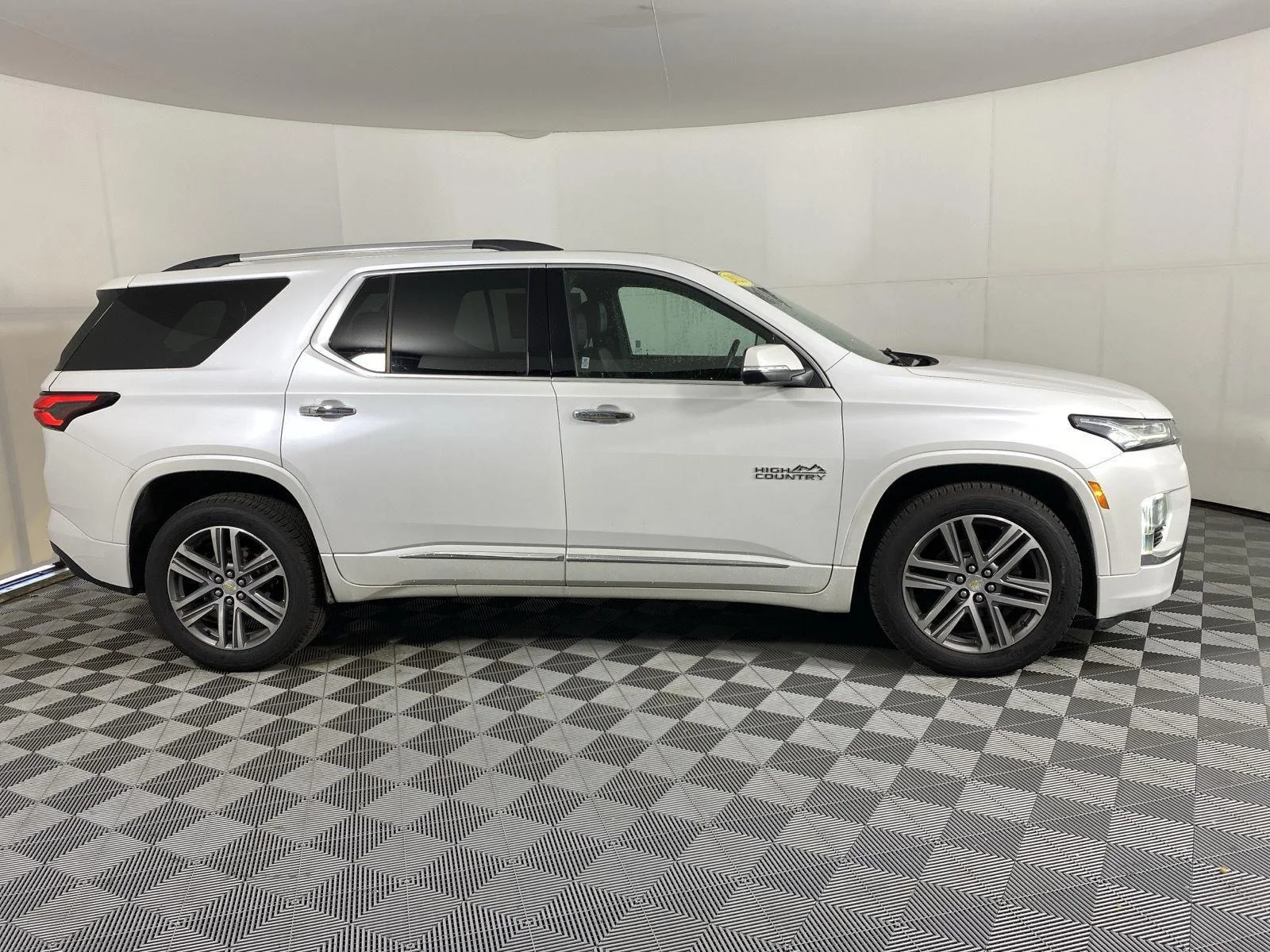 Used 2023 Iridescent Pearl Tricoat Chevrolet High Country image 10