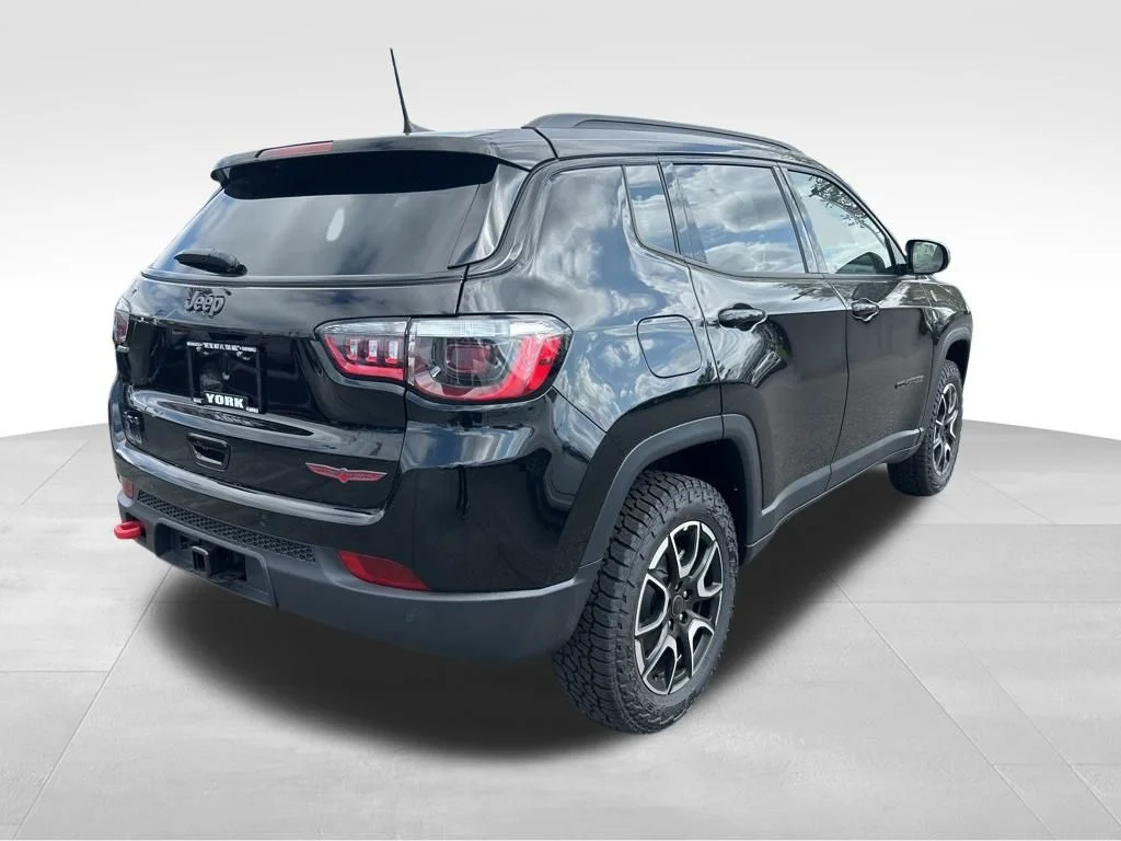 New 2026 Diamond Black Crystal Pearl-Coat Exterior Paint Jeep Trailhawk image 5