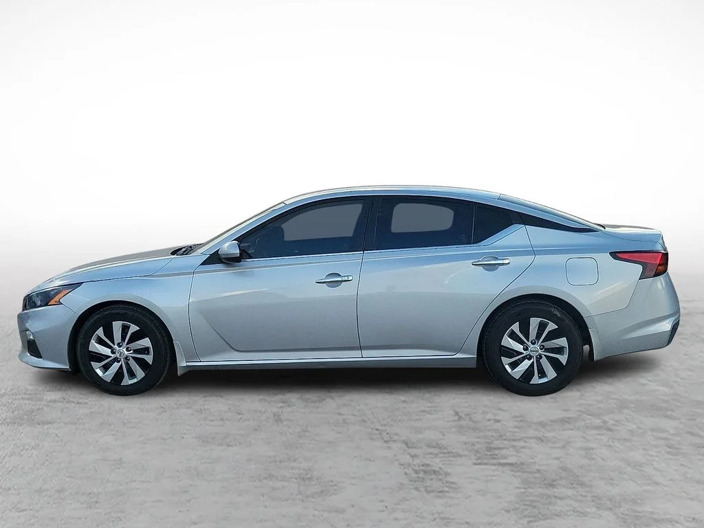 Used 2022 Silver Nissan 2.5 S image 6