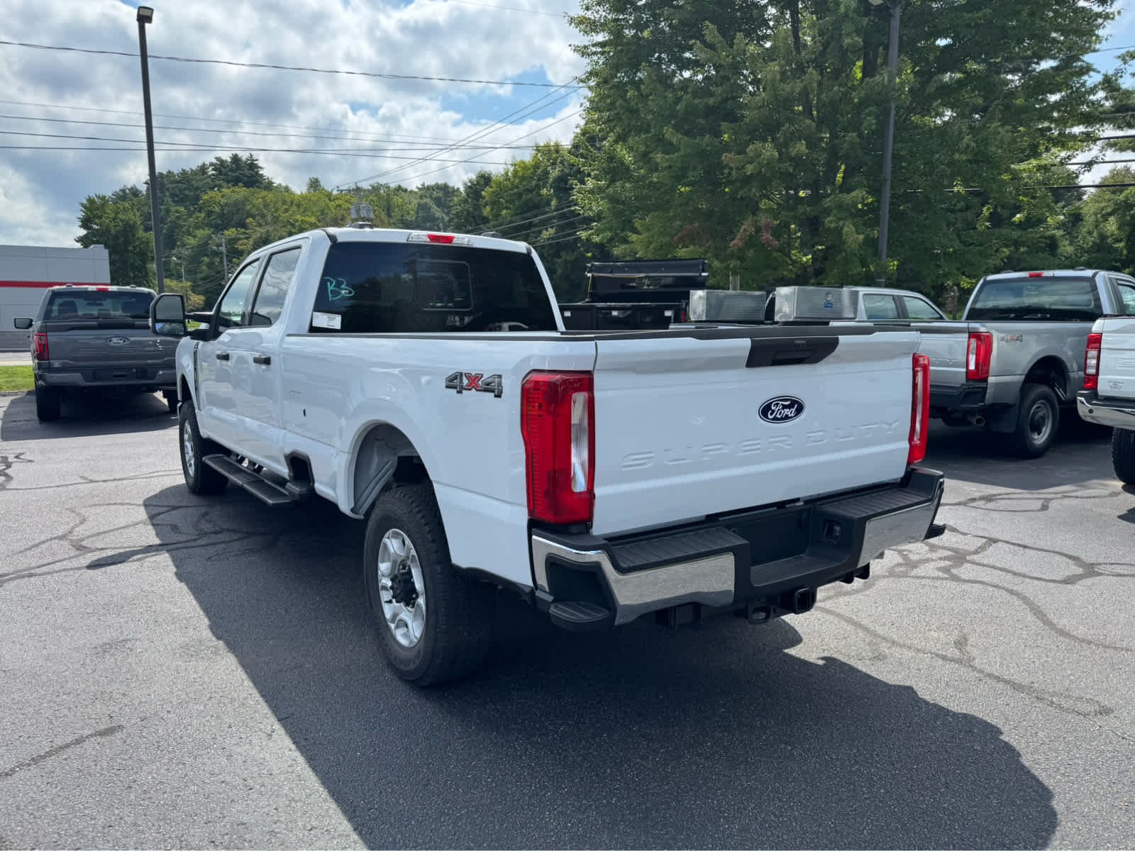 New 2027 Oxford White Ford XLT image 3
