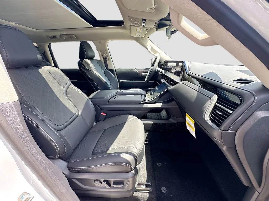 New 2026 RADIANT WHITE INFINITI Luxe 2WD image 31
