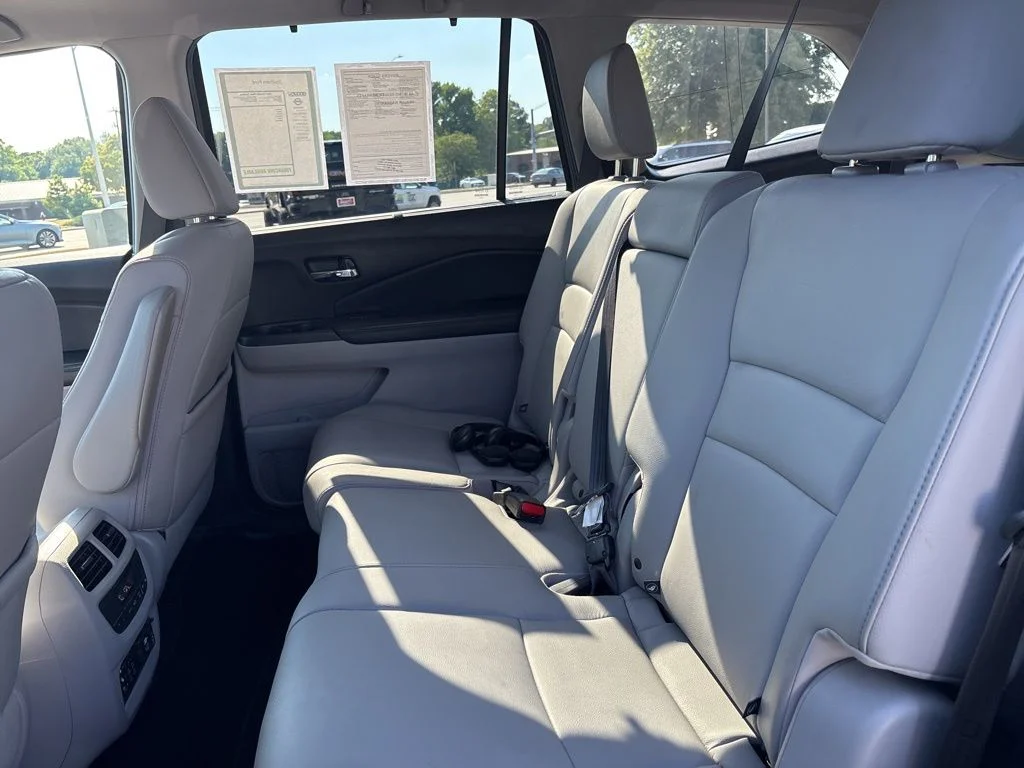 Used 2017  Honda Touring image 25