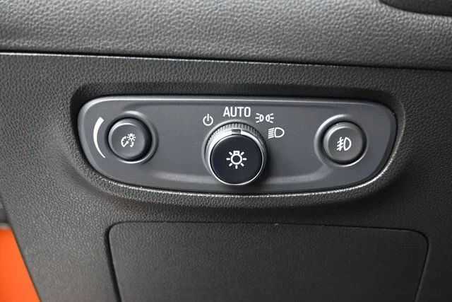 Used 2023 SUNSET GLOW METALLIC Buick Select image 13