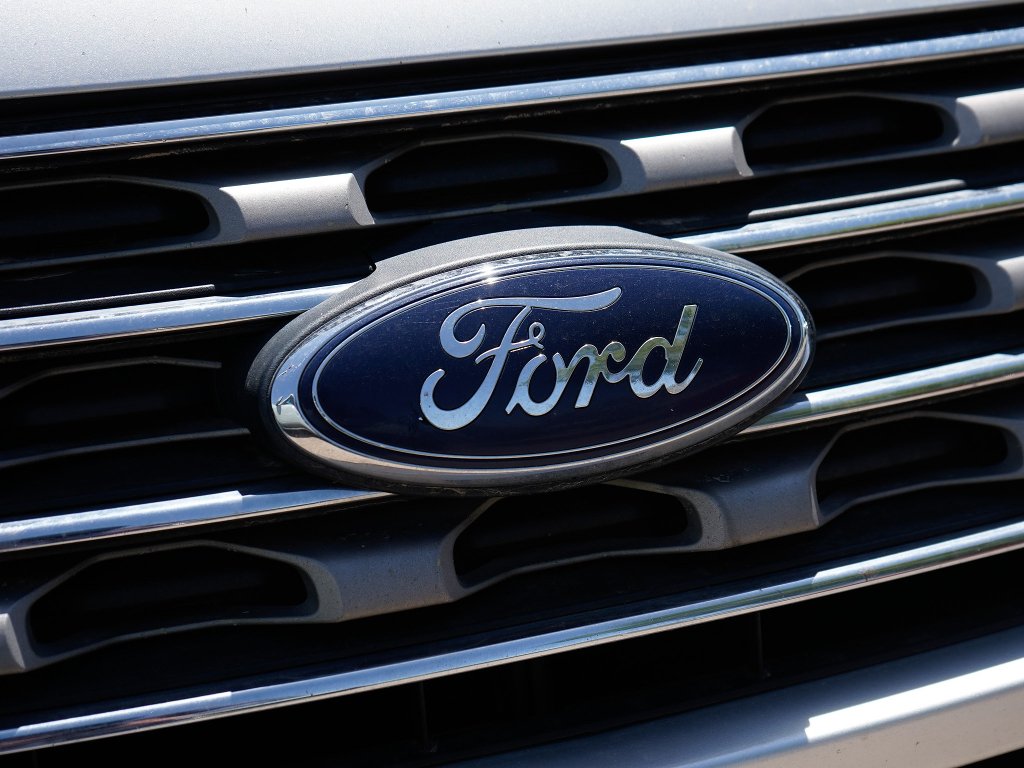 Used 2016 Ingot Silver Metallic Ford XLT image 2