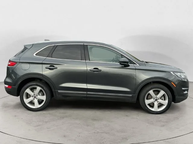 Used 2017 Magnetic Gray Metallic Lincoln Premiere image 4