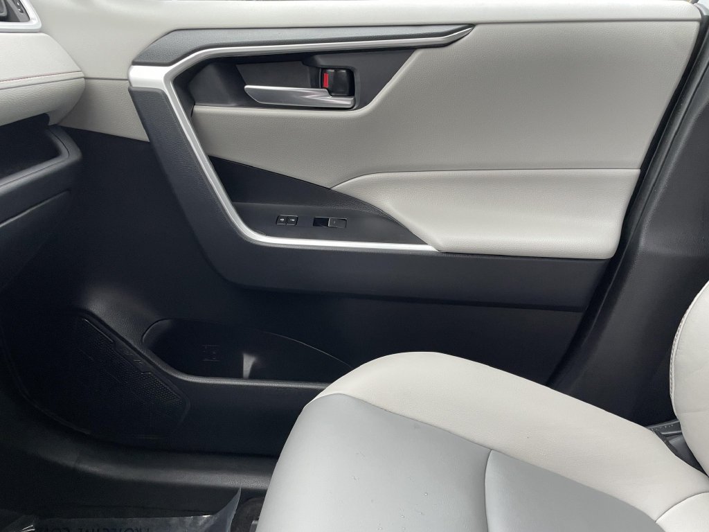Certified Used 2024 Pearl Toyota XLE Premium image 16