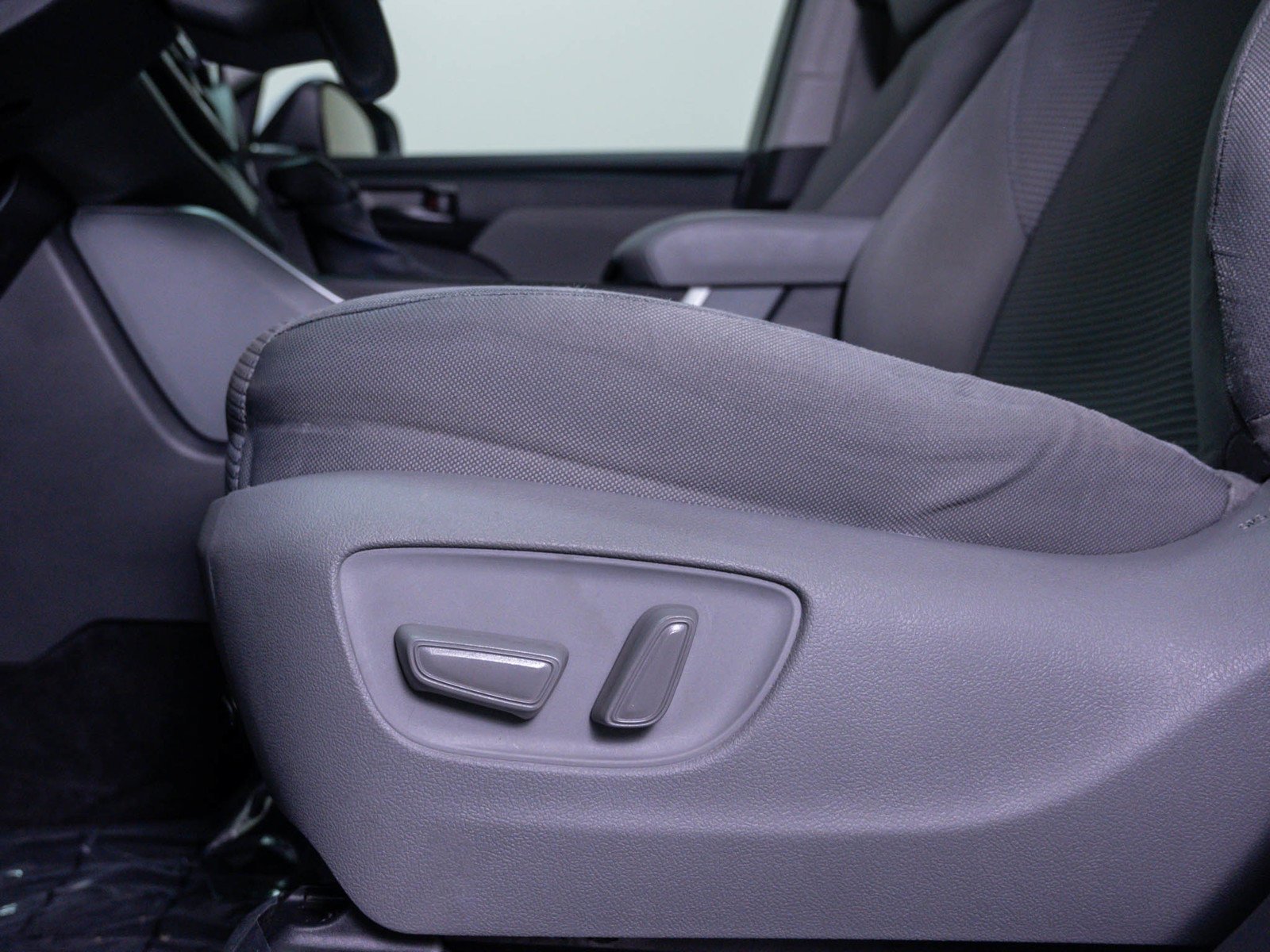 Used 2022 Pearl Toyota LE image 21