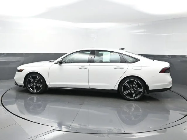 Used 2026 White Honda SE image 4