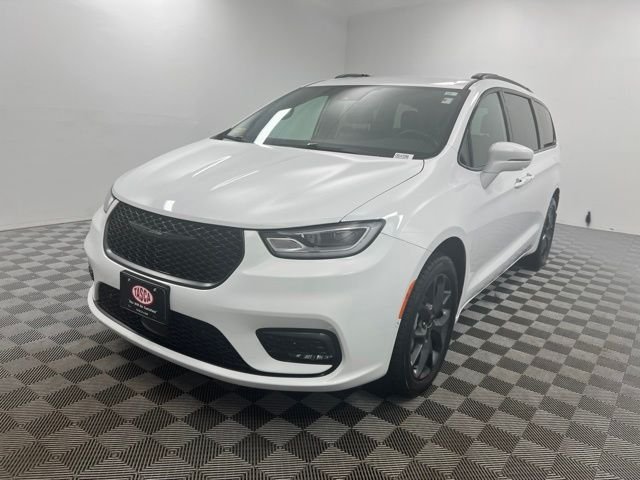 Used 2022 White Chrysler Touring L image 2