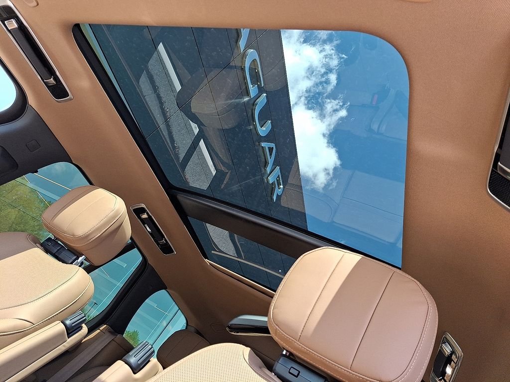 New 2026 Ostuni Pearl White Land Rover SE image 10