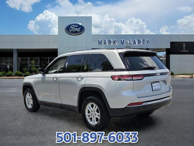 Used 2023 Silver Jeep Laredo image 4