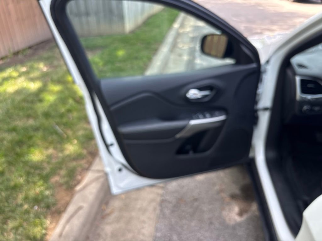 Certified Used 2021 White Jeep Latitude Lux image 23