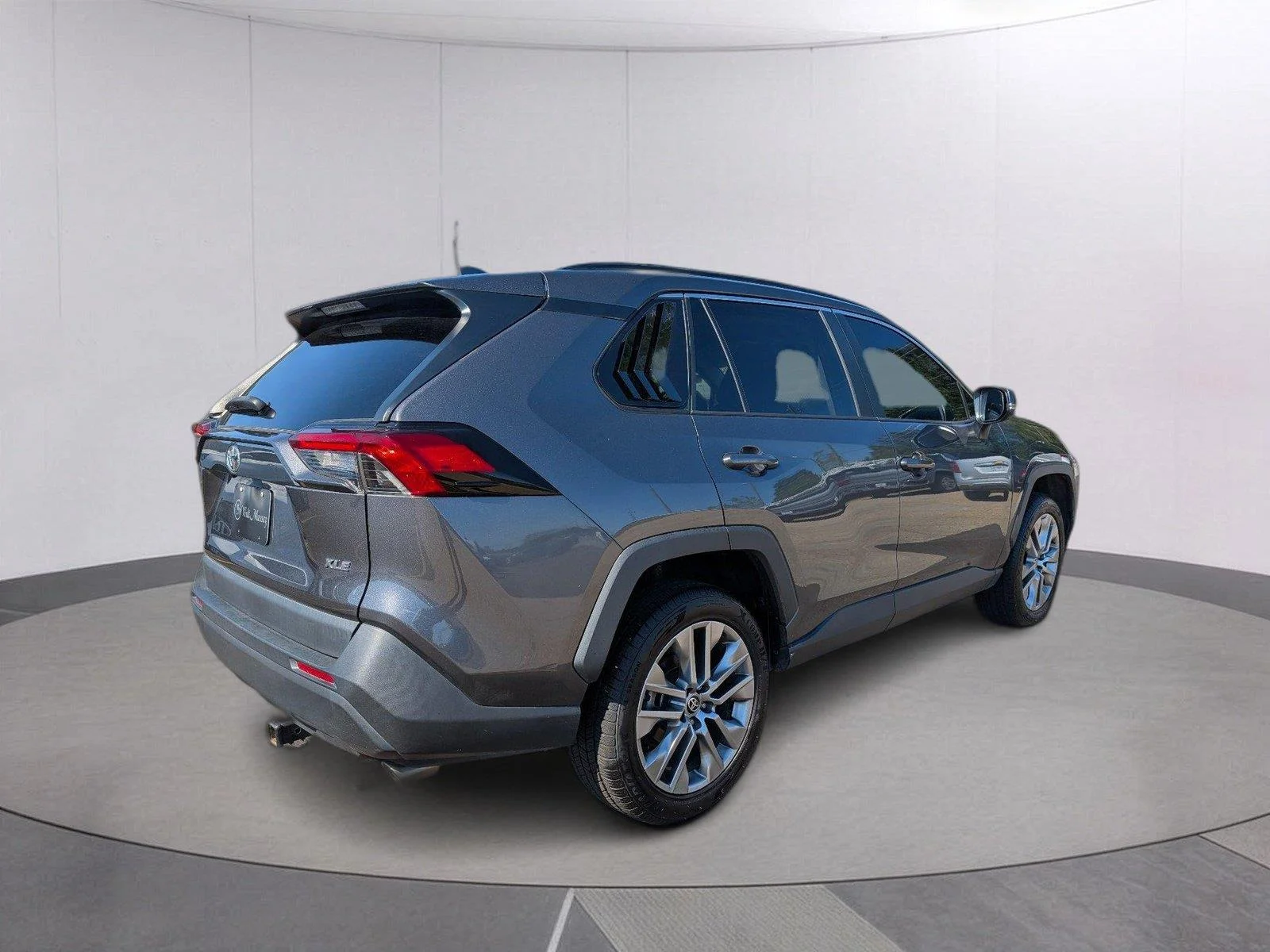 Used 2022 Magnetic Gray Metallic Toyota XLE Premium image 7