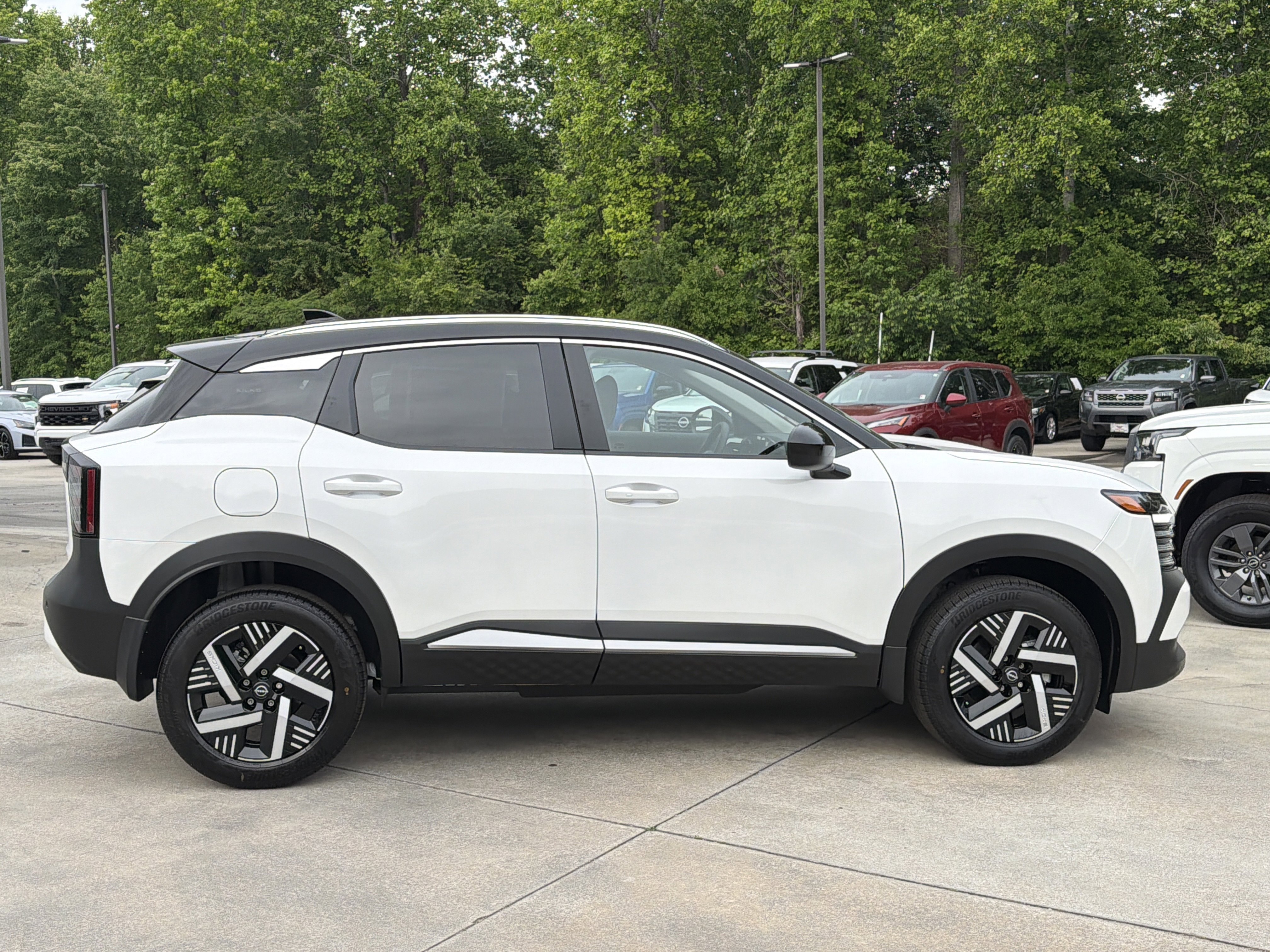New 2026 Aspen White Tricoat/Super Black Nissan SV image 9