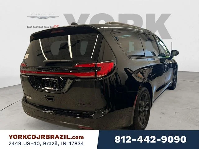New 2027 Diamond Black Crystal Pearl-Coat Exterior Paint Chrysler Limited image 5