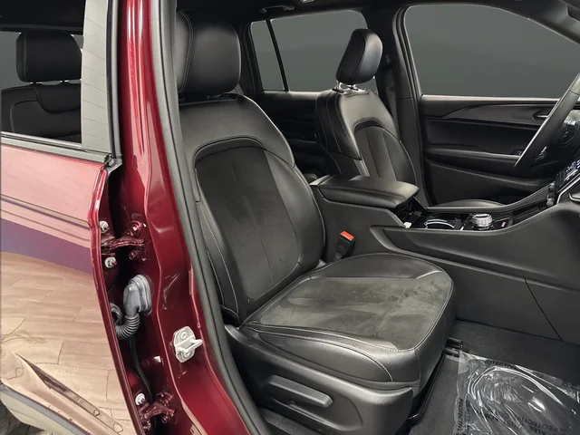 Used 2023 Velvet Jeep Altitude X image 28