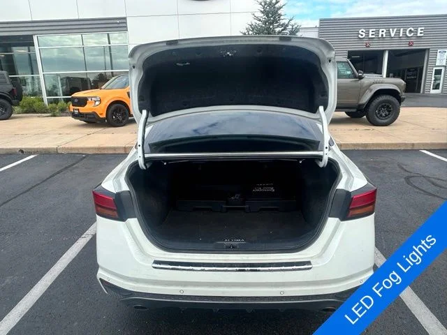 Used 2022 White Nissan 2.5 SR image 9