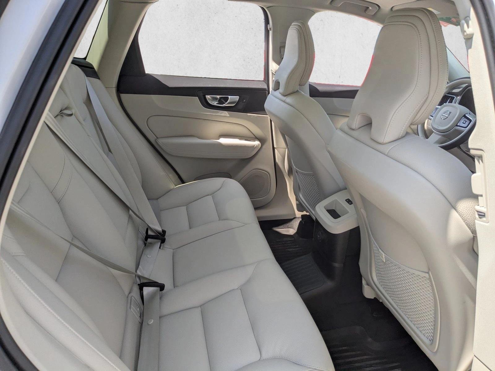 Used 2024 Crystal White Metallic Volvo Plus Dark Theme image 22