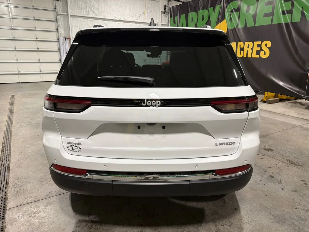 New 2026 Bright White Clear-Coat Exterior Paint Jeep Laredo X image 7