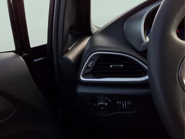 Used 2025  Chrysler Select image 12