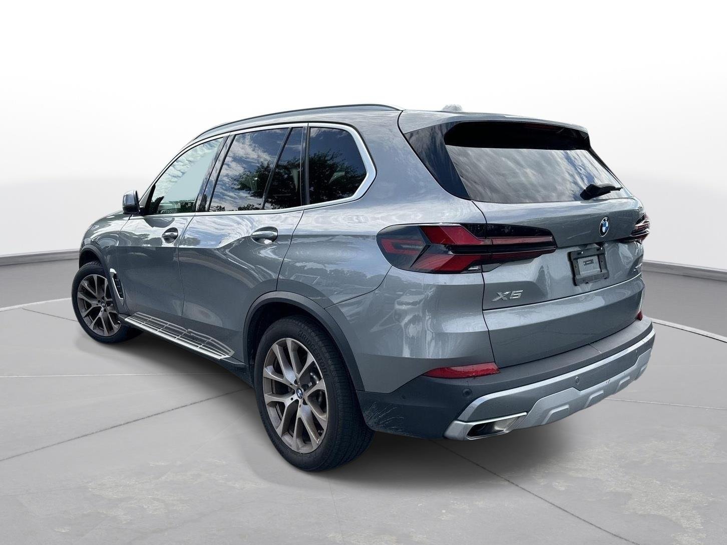 Used 2026 Skyscraper Grey Metallic BMW xDrive40i image 8