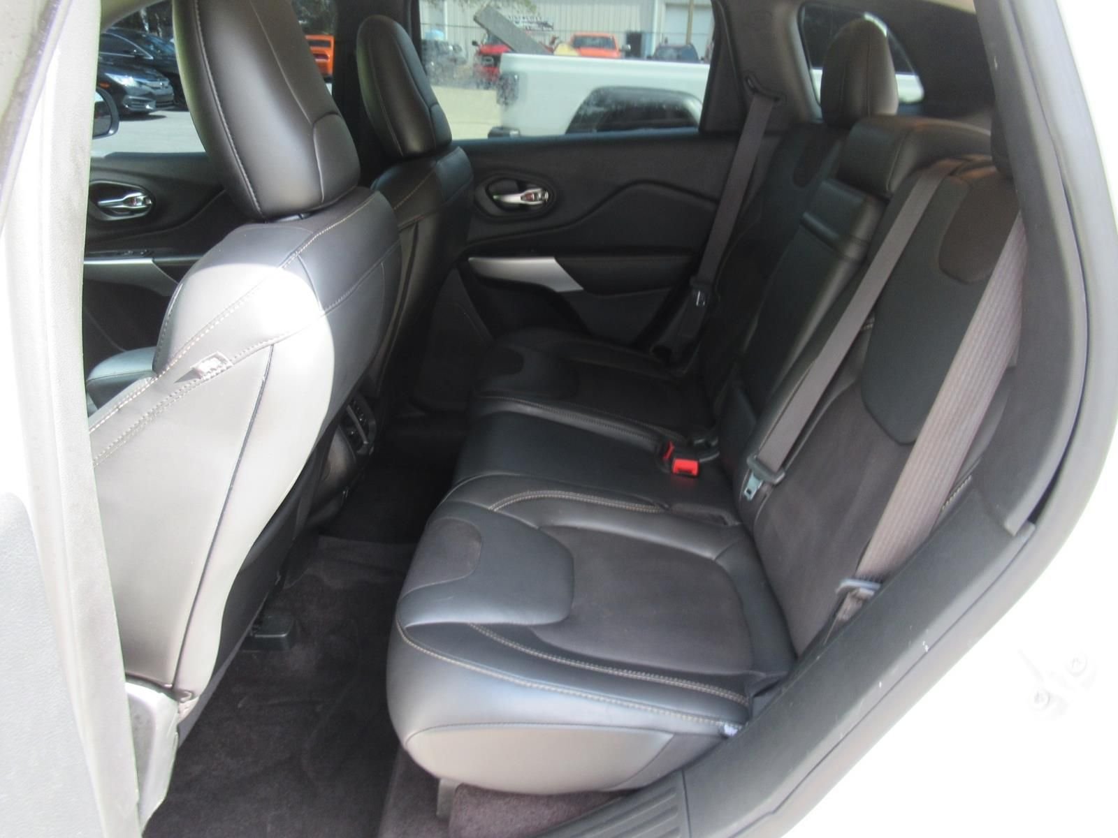 Used 2018 White Jeep Latitude Plus image 36