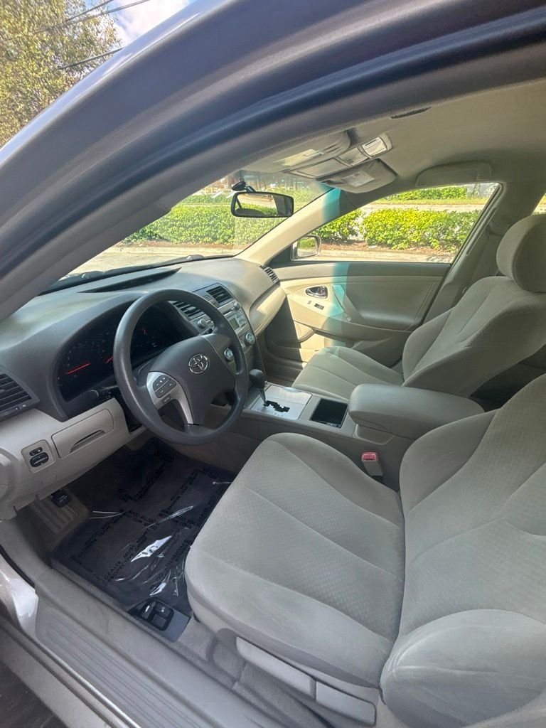 Used 2009 Gold Toyota LE image 11