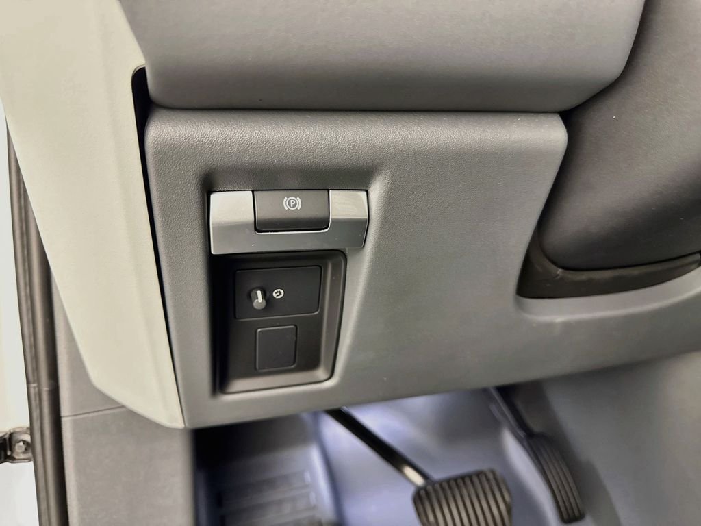 New 2026 Fuji White Land Rover X-Dynamic SE image 10