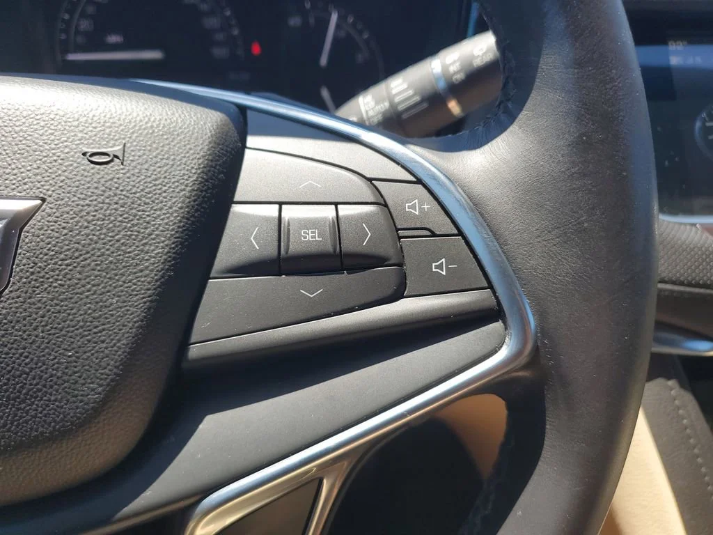 Used 2018 HARBOR BLUE METALLIC Cadillac FWD image 21