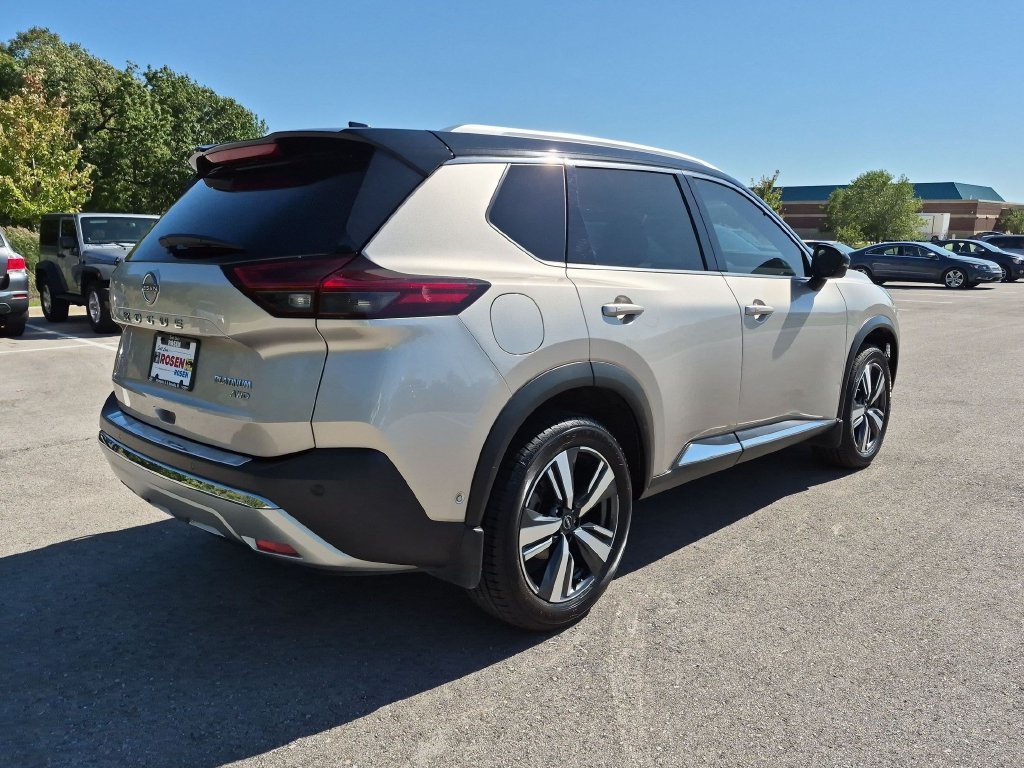 Used 2022 Gold Nissan Platinum image 7