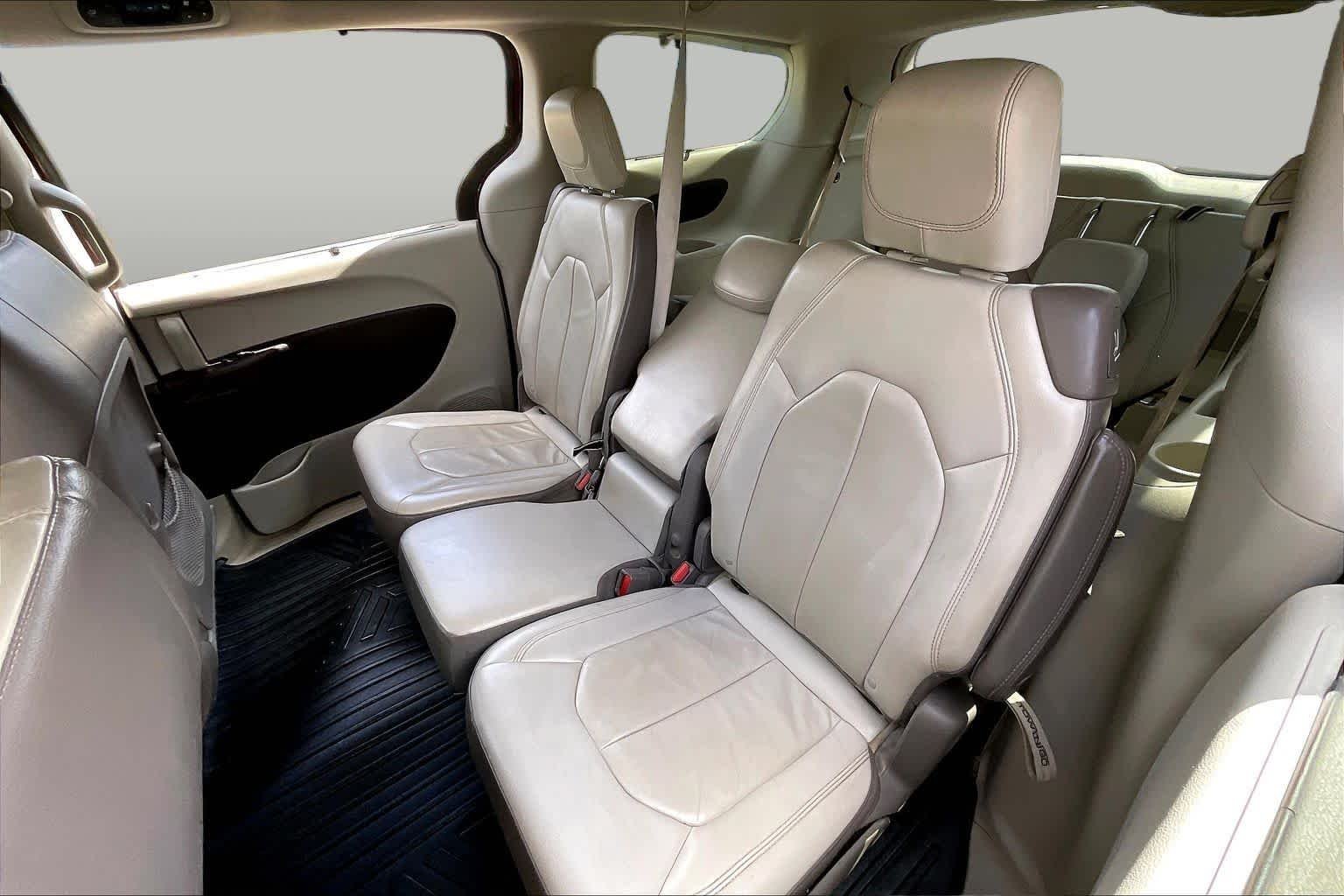 Used 2017 Velvet Red Pearlcoat Chrysler Touring-L image 19