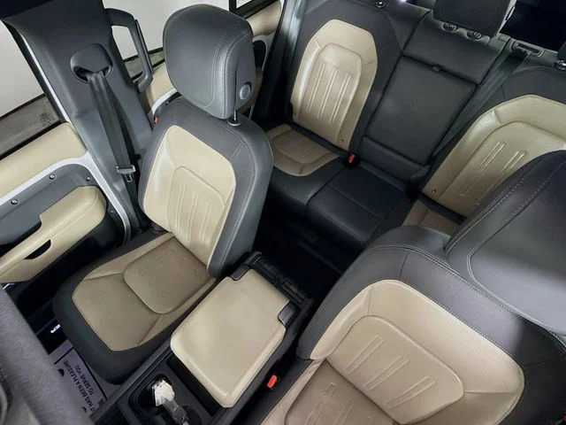 Used 2022 White Land Rover X-Dynamic HSE image 14