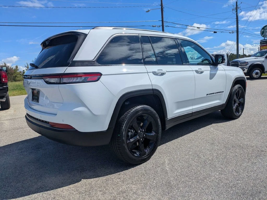 New 2027 Bright White Clear-Coat Paint Jeep  image 4