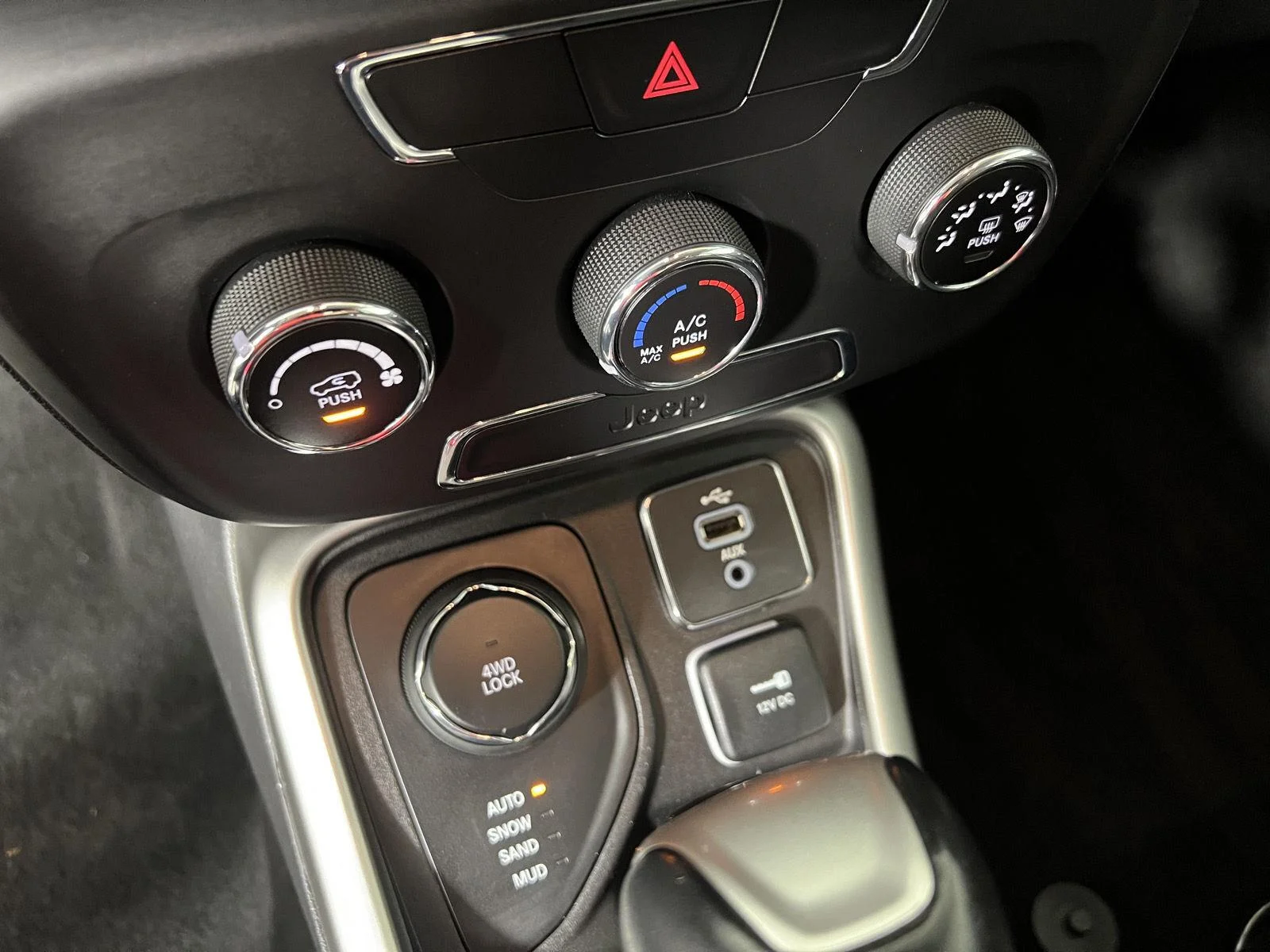 Used 2018 White Clearcoat Jeep Latitude image 15