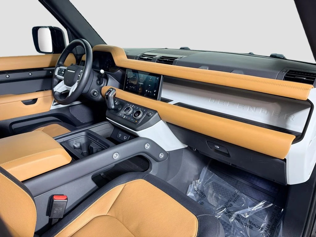 Used 2024 Black Land Rover X-Dynamic SE image 32