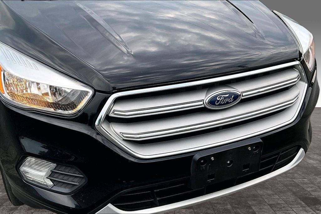 Used 2018 Shadow Black Ford SE image 4