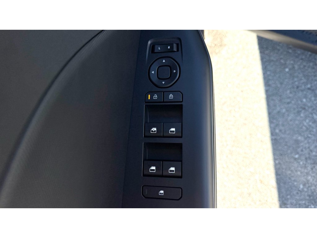 New 2026 Snow White Pearl Kia LX image 22