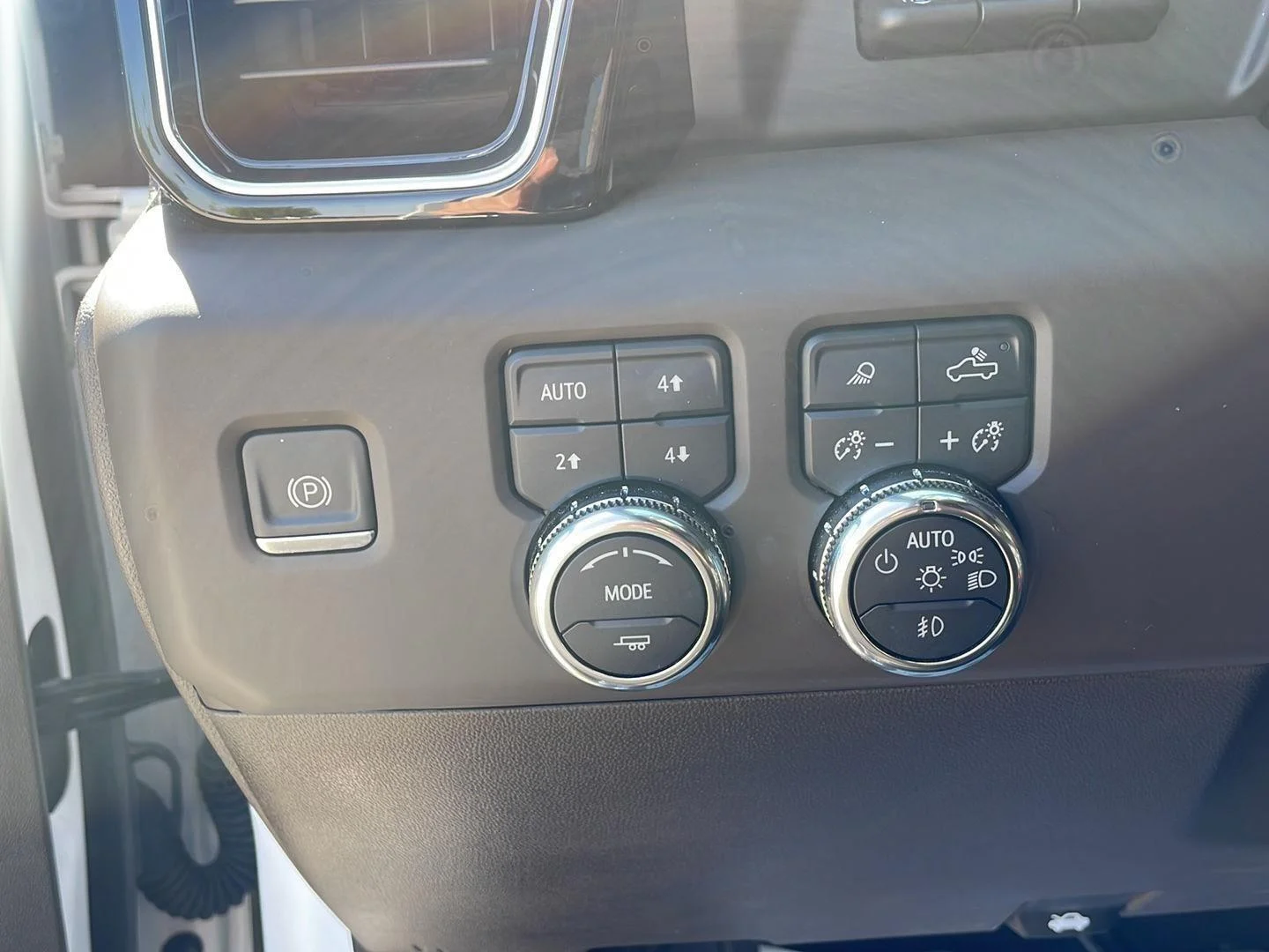 Used 2023 White Frost Tricoat GMC Denali image 16