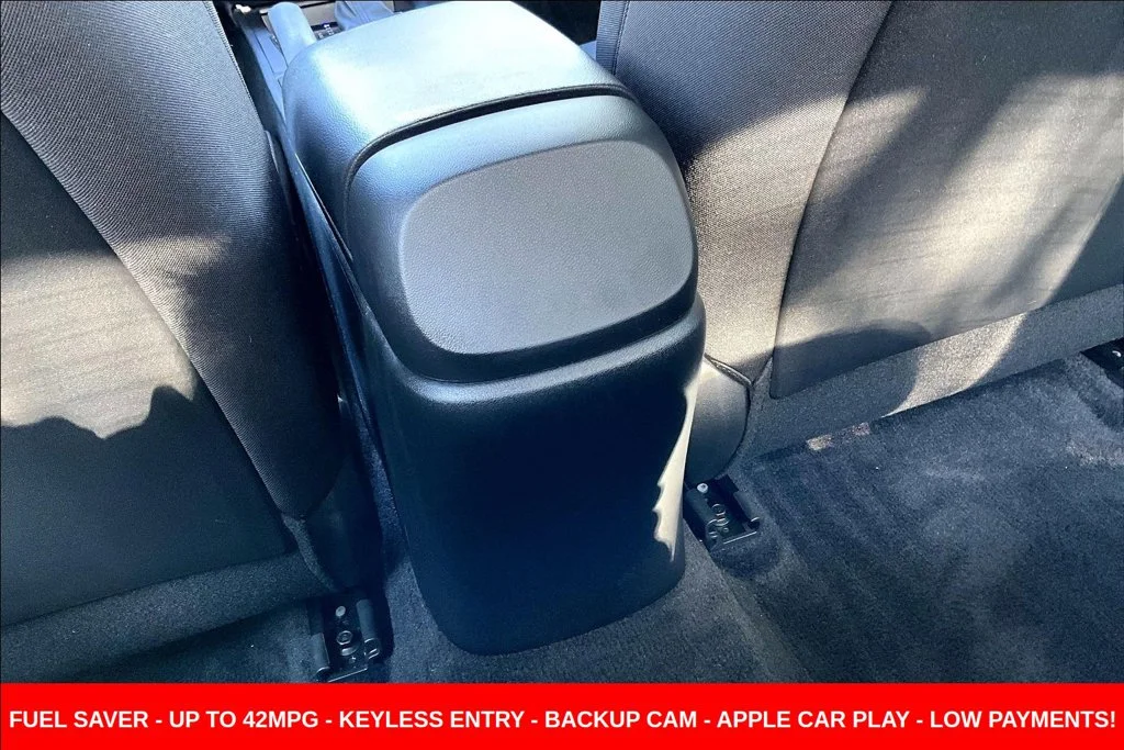 Used 2023 Silver Hyundai SE image 10