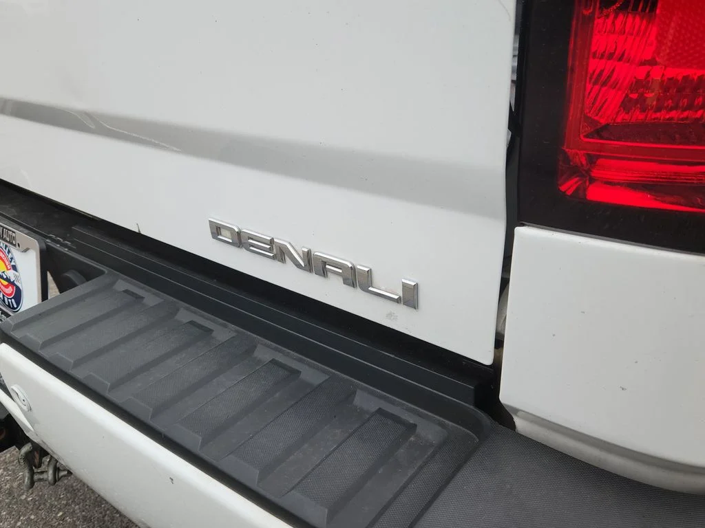 Used 2015 White GMC Denali image 13