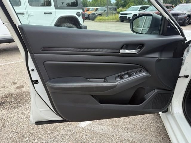 Used 2025 White Nissan 2.5 SV image 14
