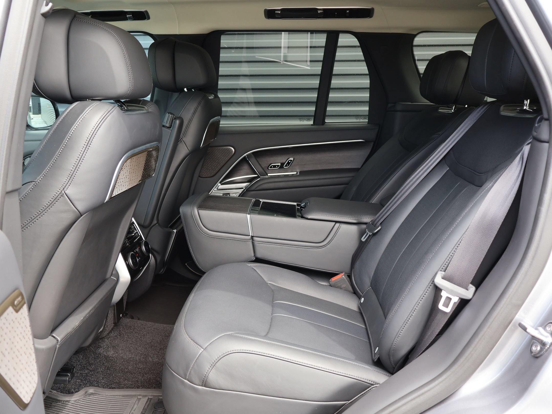 Used 2025 Eiger Gray Metallic Land Rover Autobiography image 27